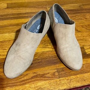 Comfy minimal heeled work shoe